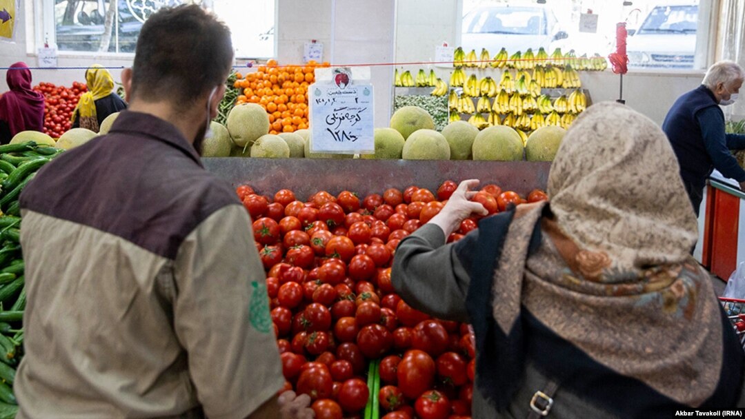 The vice-president of Iran's Fruit and Vegetable Sellers Association says that consumption has decreased by between 25 and 30 percent. (file photo)