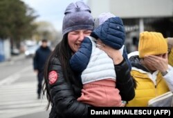 Egy Ukrajnából érkezett menekült és gyereke a román határnál 2022. április 18-án