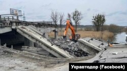 За даними «Укравтодору», внаслідок бойових дій уже постраждали близько 23 тисяч кілометрів автомобільних доріг України та близько 300 штучних споруд