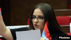 Armenia - Opposition deputy Kristine Vartanian speaks during the government's question-and-answer session in parliament, April 13, 2022.