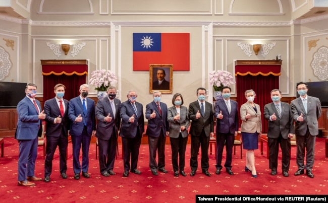 Presidentja e Tajvanit, Tsai Ing-wen, së bashku me një grup senatorësh amerikanë në Taipei më 15 prill 2022.