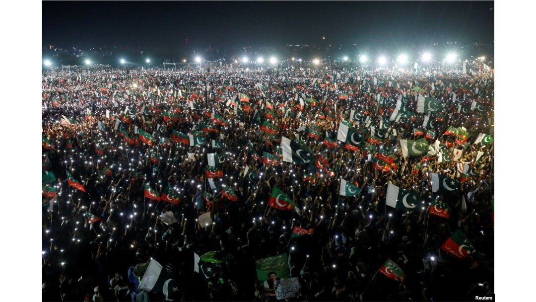 عمران خان د اوسني حکومت خلاف د احتجاجونو لړۍ پیل کړې ده.