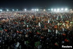 پاکستان تحریک انصاف ګوند تر دې وړاندې د اپریل پر ۱۶مه په کراچۍ کې مظاهره کړې وه.