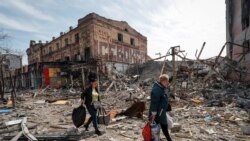 Locuitori din Mariupol, un oraș distrus de bombardamentul Rusiei. Imagine din 10 aprilie