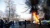 Kontraprosvjednici su zapalili policijski autobus uoči demonstracija koje su desničari parku Sveaparken u Orebru, Švedska, 15. april 2022.