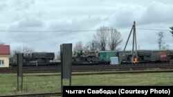 Расейская вайсковая тэхніка на чыгуначных плятформах на поўдні Беларусі