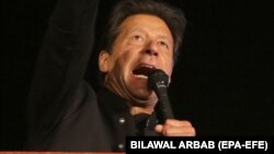 عمران خان یو ځل بیا تور پورې کړ چې حکومت یې د "بهرني سازش" په نتیجه کې ړنګ شو: انځور له ارشیفه