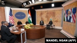 Президент США Джо Байден (третий слева) и премьер-министр Нарендра Моди во время видеозвонка. 11 апреля 2022 года.