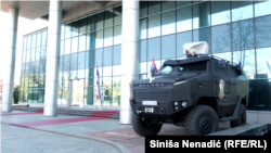Vozilo Specijalne antiterorističke jedinice MUP-a RS ispred zgrade Vlade RS u Banjoj Luci