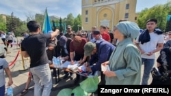 Митингующие подписывают резолюцию митинга, где говорится о ликвидации утильсбора в Казахстане. Алматы, 17 апреля 2022 года.