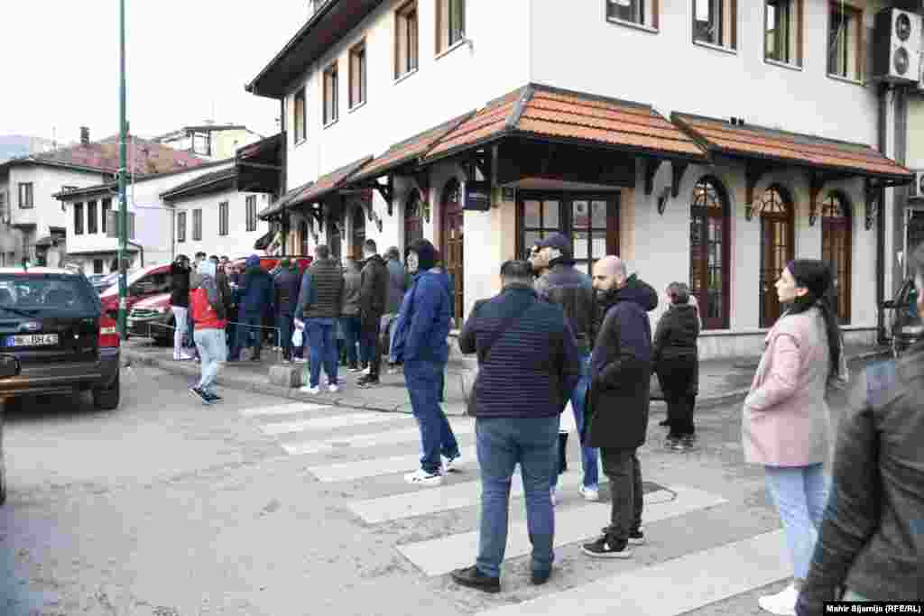 Sarajlije čekaju u redu i više od pola sata kako bi kupili somune za iftar, večernji obrok kojim se prekida post. Naziv za somun je karakterističan za Sarajevo, dok se izraz somun u drugim dijelovima Bosne i Hercegovine koristi za vrstu hljeba duguljastog izduženog oblika. U nekim se dijelovima Bosne i Hercegovine ova peciva nazivaju i ramazanije, a čest sinonim za somun je lepinja.