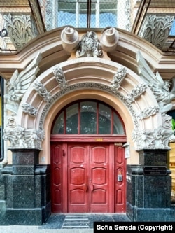 A flamboyant doorway to a building on Arkhitektora Horodetskoho Street