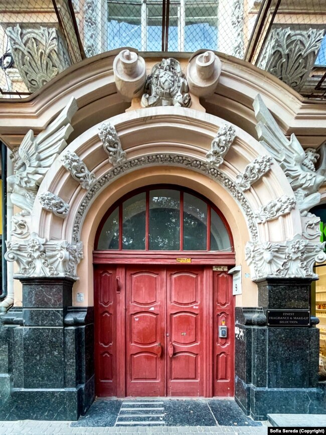 Një derë e mrekullueshme e një ndërtese në rrugën "Arkhitektora Horodetskoho".