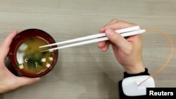 Štapići za jelo poboljšavaju okus koristeći električnu stimulaciju i mini-računalo koje se nosi na narukvici.