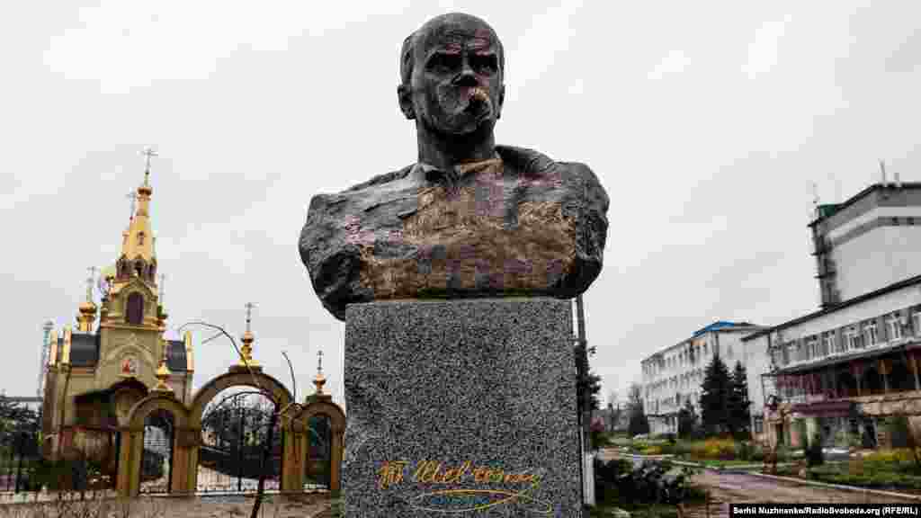 Пошкоджений обстрілами російських військ пам&rsquo;ятник Тарасові Шевченку в місті Мар&rsquo;їнка&nbsp;
