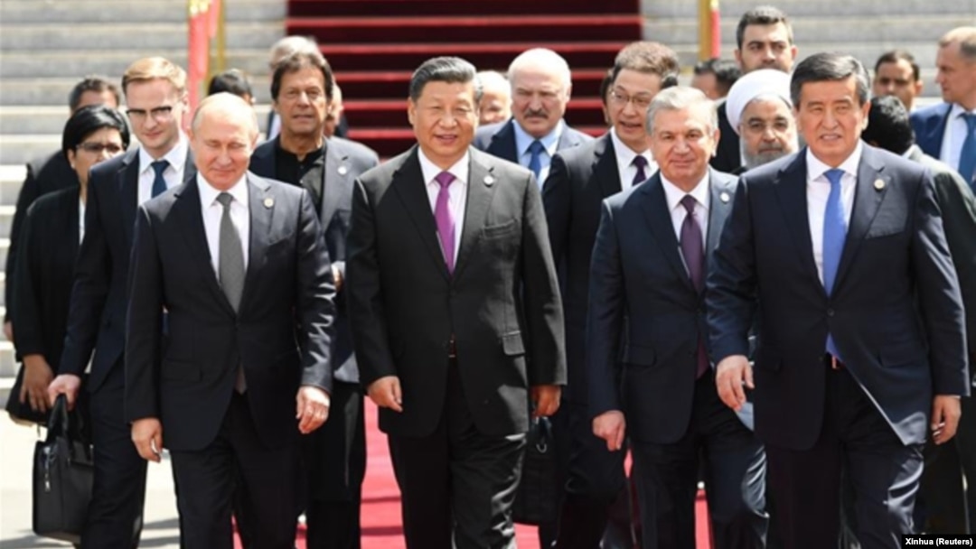Președintele chinez Xi Jinping (centru) și alți lideri ai statelor membre și observatori ai Organizației de Cooperare de la Shanghai, precum și reprezentanți ai organismelor regionale și internaționale, la Bișkek, iunie 2019.
