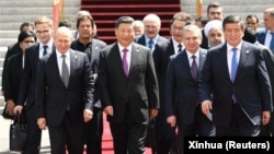Președintele chinez Xi Jinping (centru) și alți lideri ai statelor membre și observatori ai Organizației de Cooperare de la Shanghai, precum și reprezentanți ai organismelor regionale și internaționale, la Bișkek, iunie 2019.