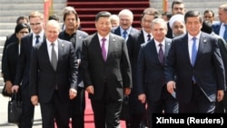 Си Цзиньпин и другие лидеры стран-членов и государств-наблюдателей Шанхайской организации сотрудничества (ШОС), а также представители региональных и международных организаций фотографируются во время 19-го заседания Совета глав ШОС в Бишкеке, Кыргызстан, 14 июня 2019 г.