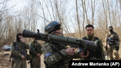 Ukrán katona egy következő generációs könnyű antitankfegyverrel (gyűjtőnevén NLAW)