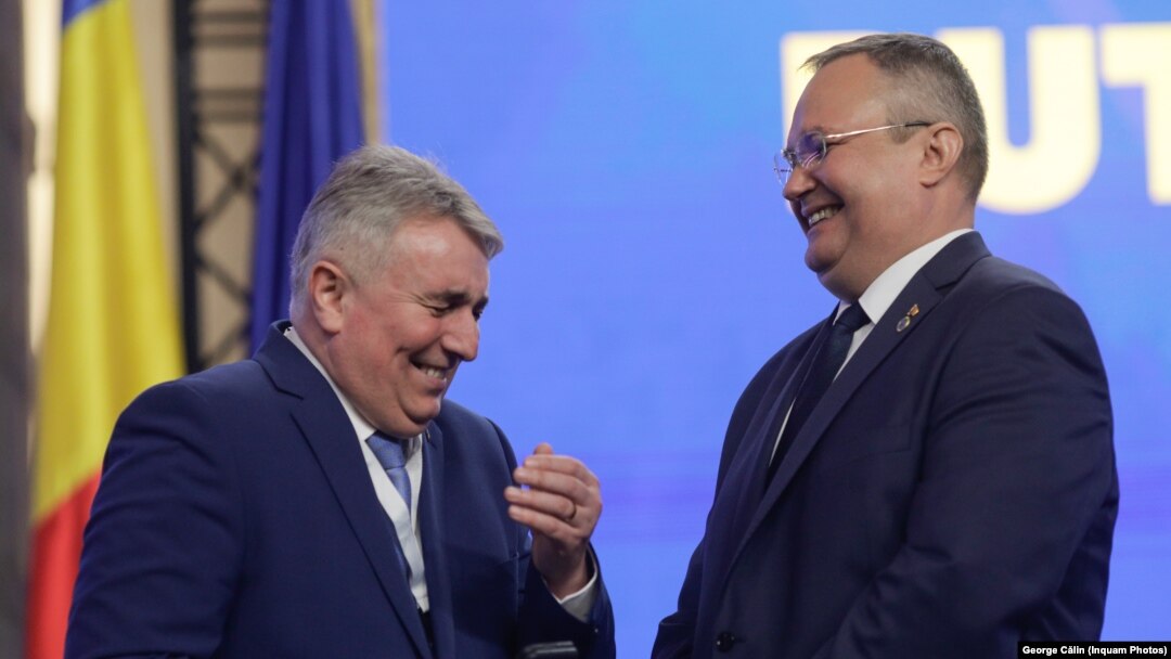 Ministrul de Interne, Lucian Bode (stânga), și premierul Ciucă ar fi trebuit să se asigure că legea este respectată, iar alegerile parțiale sunt organizate la termen. Imagine generică cu premierul și ministrul de Interne. 