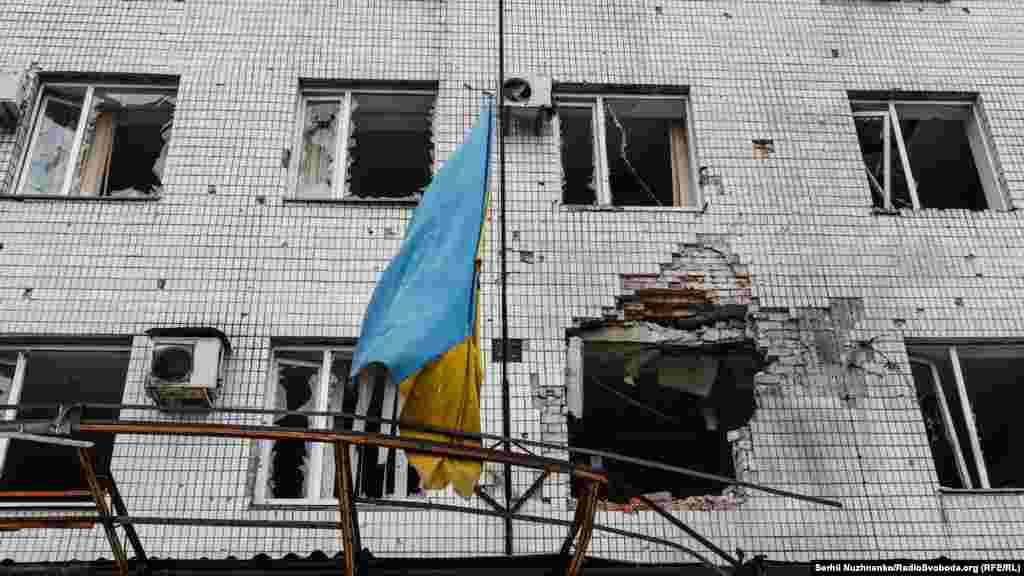 Прапор на адміністративній будівлі Мар&#39;їнки, пошкодженій обстрілами&nbsp;російських військових