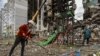 Местные жители и спасатели убирают развалины разрушенного после российских обстрелов жилого дома в Бородянке, Украина 9 апреля 2022 года