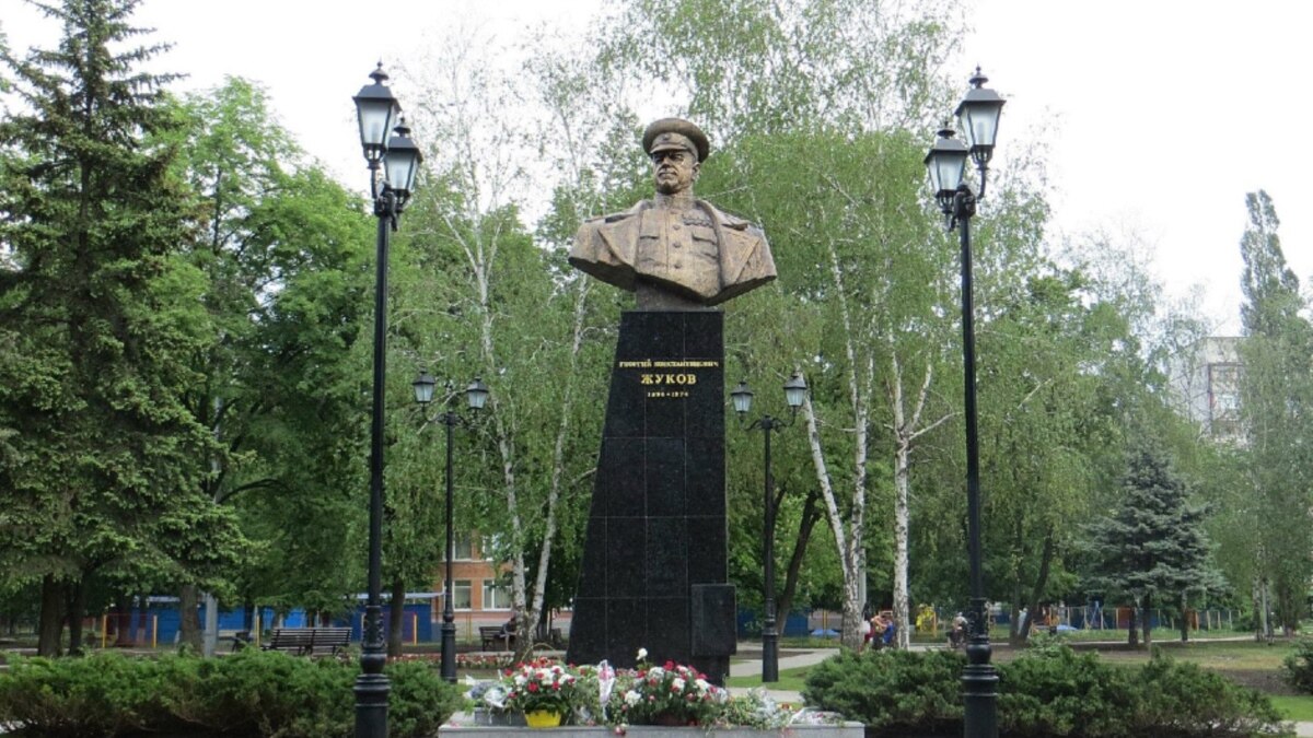 В Харков беше демонтиран паметникът на съветския маршал Георги Жуков,