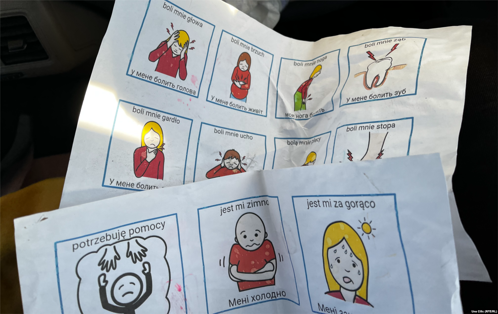 Ella ka përgatitur edhe mjete vizuale për ta bërë më të lehtë komunikimin me gratë dhe fëmijët që transporton.