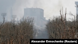 Oklopno vozilo proruskih snaga pored željeyare Azovston u jugoistočnom gradu Mariupolju, 12. april 2022.