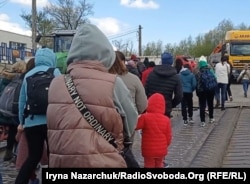 Українські біженці перетинають кордон