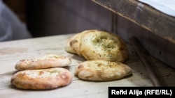 Ramazanske pitarke su toliko tražene u gradu da nekada i sami pekari ostanu bez njih, ali iftarska sofra u svakom porodičnom domu mora da ih ima