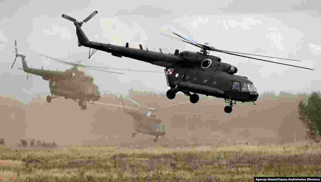 Njëmbëdhjetë helikopterë Mi-17 &nbsp; Këta helikopterë të dizajnuar nga sovjetikët përdoren kryesisht për transport dhe mund të bartin deri në 24 trupa, apo dërgesa deri në katër tonë, por disa variante janë të pajisura me mitralozë dhe/apo raketa.