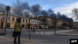 Дым ад ракетнага абстрэлу Львова 18 красавіка, калі сем чалавек загінулі і 11 атрымалі раненьні