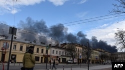 Дым от ракетного удара во Львове 18 апреля, когда погибли семь человек погибли, 11 – были ранены