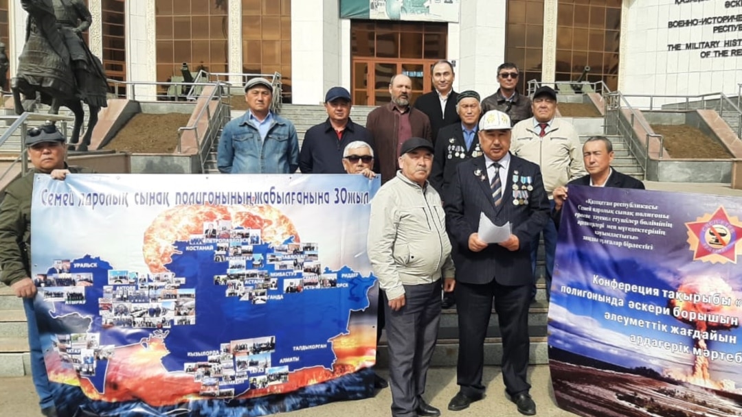 Бөксеге белбеумен ұрып-соғу туралы БДСМ бейнелері