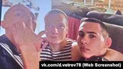 Скриншот со страницы ВКонтакте Дмитрия Шкребца, отца погибшего Егора Шкребца на крейсере «Москва». Егор справа на фотографии.