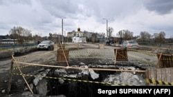 Një urë e dëmtuar në Makariv, në rajonin e Kievit. 10 prill 2022.