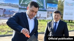 Садыр Жапаров на церемонии закладки капсулы будущего здания администрации президента. Бишкек, 15 апреля 2022 года. 