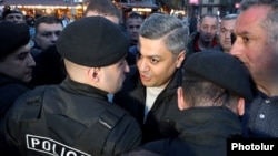 Armenia - Opposition leader Artur Vanetsian argues with a police officer in Liberty Square, Yerevan, April 17, 2022.