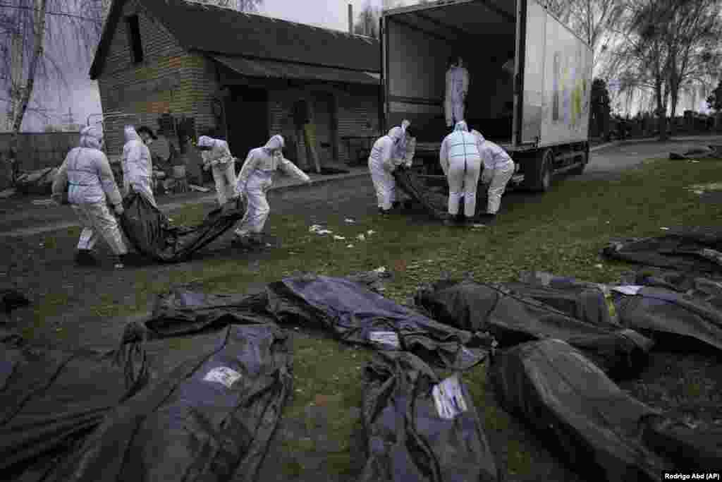 Teherautóra rakják a bucsai mészárlás áldozatait, hogy törvényszéki vizsgálatra vigyék őket április 12-én