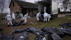 Criminaliștii ucraineni au exhumat corpuri dintr-o groapă comună din Bucea