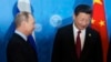 Президент России Владимир Путин (слева) и его китайский коллега Си Цзиньпин.