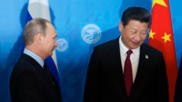 Президент России Владимир Путин (слева) и его китайский коллега Си Цзиньпин