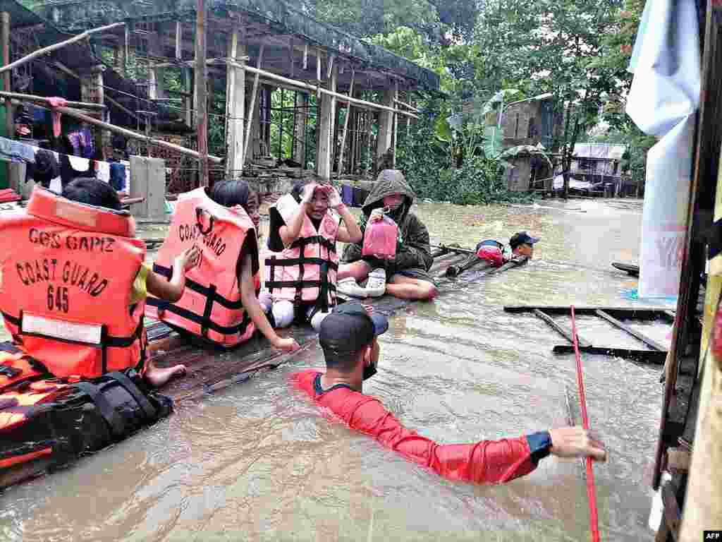 ФИЛИПИНИ - Најмалку 56 луѓе загинаа, а 28 се водат како исчезнати, додека околу 200 се повредени при свлечишта кои настанаа во бурата во градот Бајбај во централната провинција Лејте, соопштија тамошните власти.