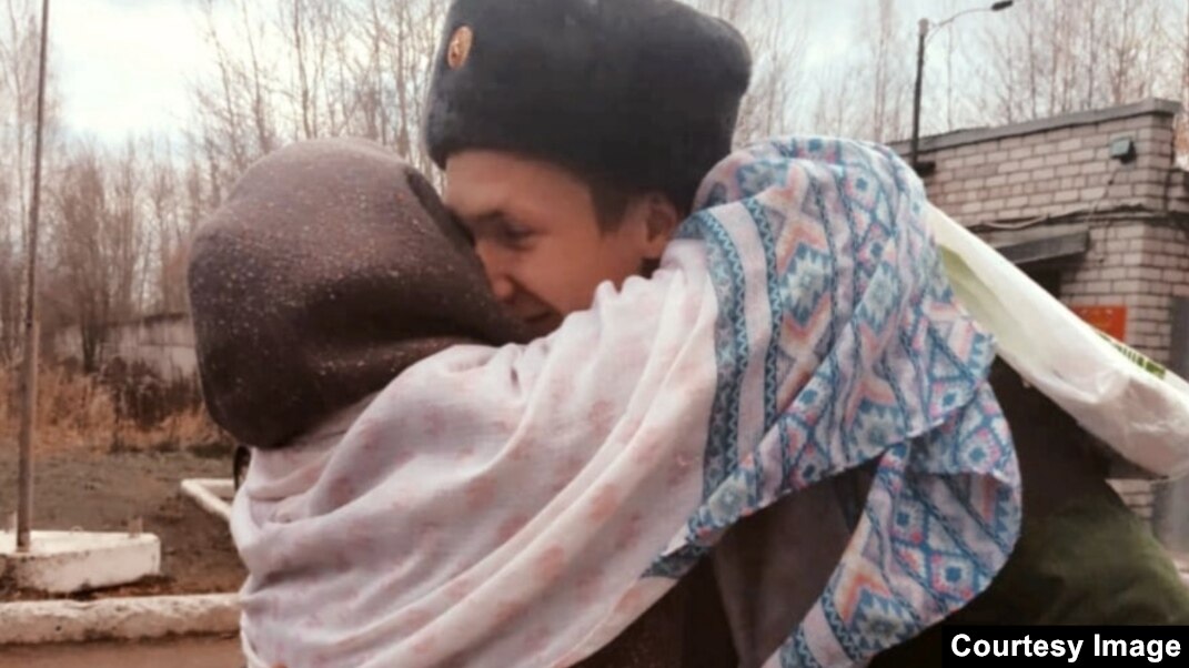 Орнынан тұрған қыздардың видеосы