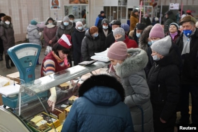 Kupci stoje u redu pored pulta s hranom na pijaci u Omsku u februaru.