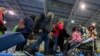 Ukrajnai menekültek a budapesti BOK csarnokban 2022. március 22-én
