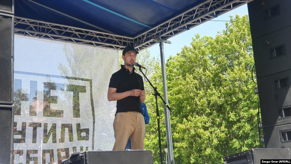 Активист Альнур Ильяшев на акции «против утильсбора». Алматы, 17 апреля 2022 года