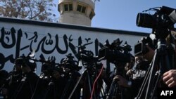 آرشیف - شماری از خبرنگاران حین پوشش کنفرانس خبری در کابل