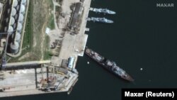 O imagine din satelit arată crucișătorul Moskva al Marinei ruse în portul Sevastopol, Crimeea, 7 aprilie 2022.
